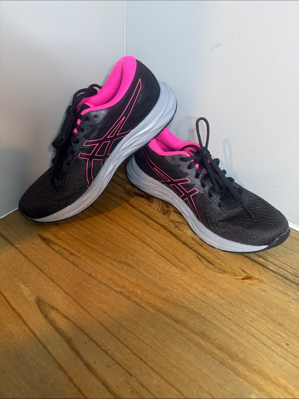 ASICS Women's Black with Hot Pink Athletic Running Shoes size 9